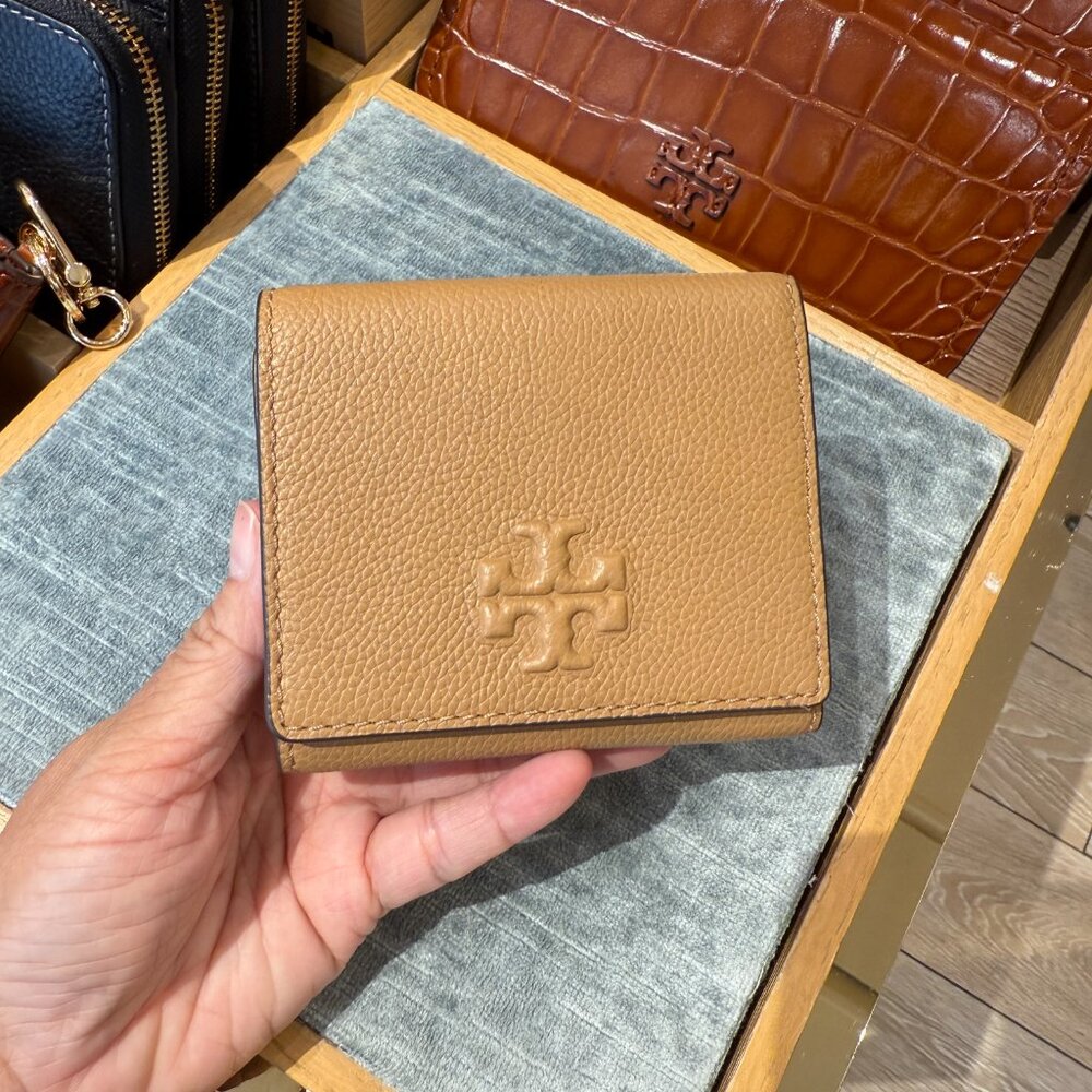 Tory Burch Thea Compact Wallet Pebbled Leather 169967 / Tiramisu‼️